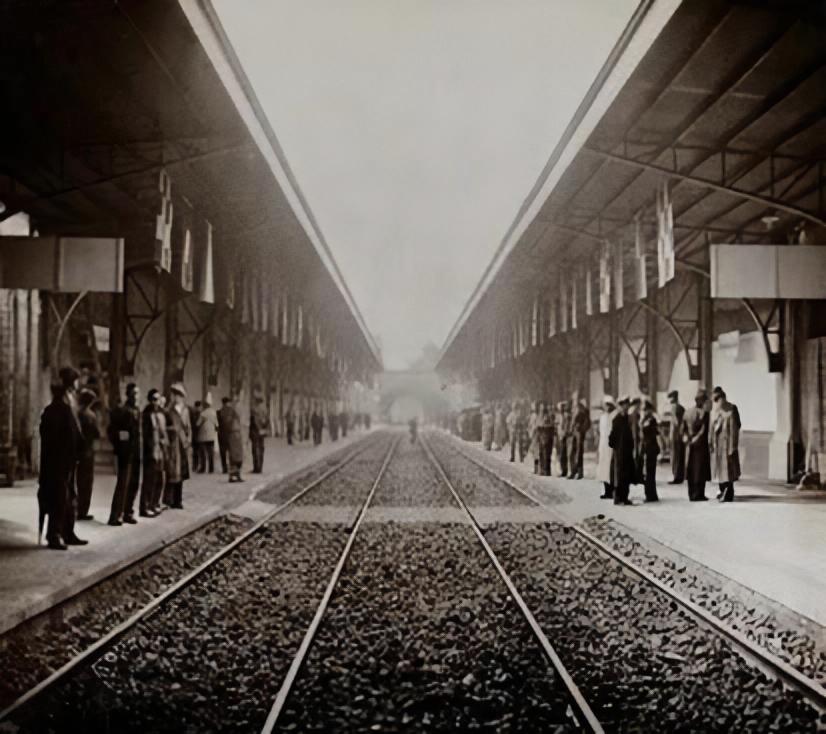Andanes de la segona estació de Sants, en trinxera