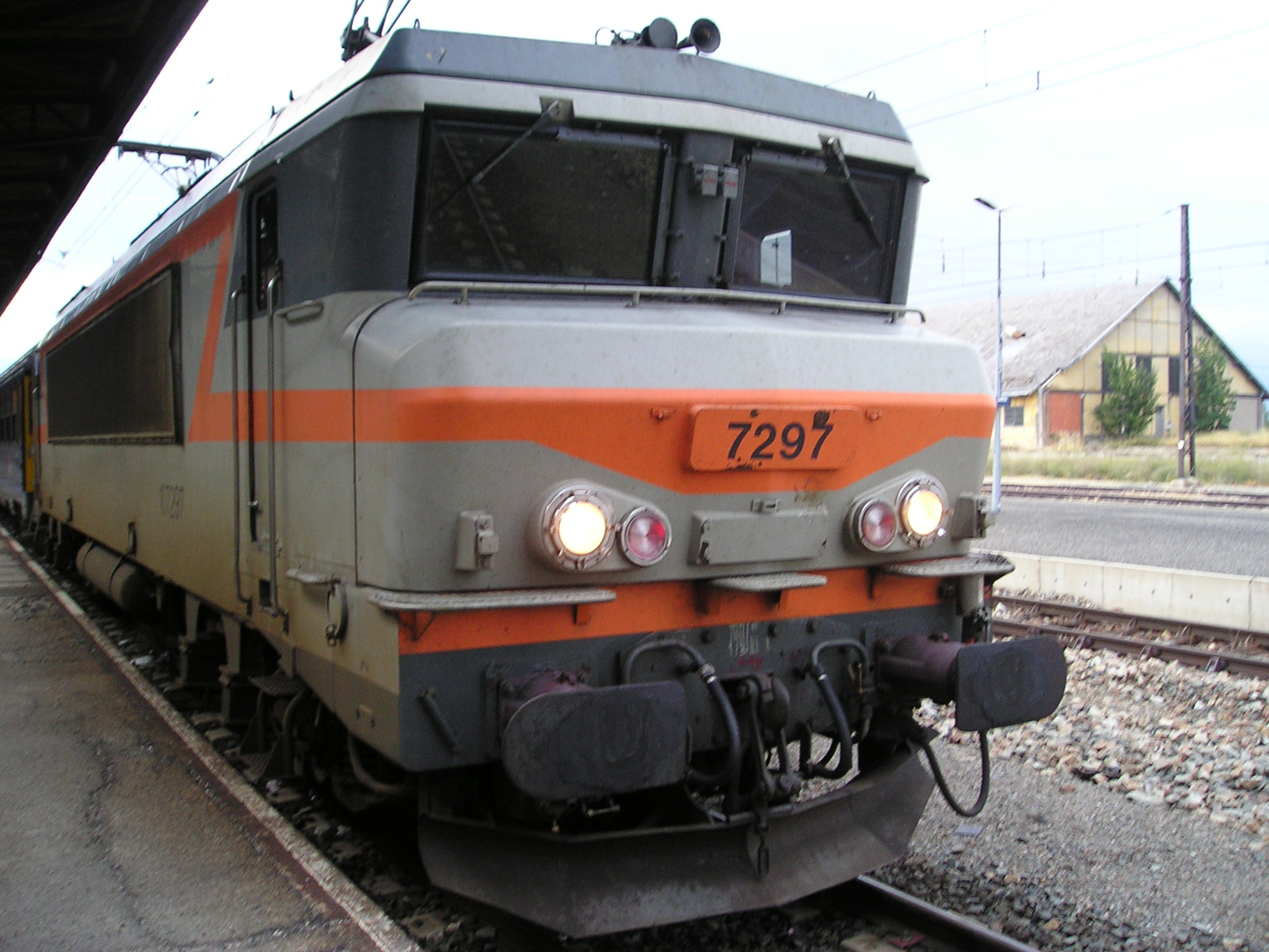 SNCF (Société Nationale des Chemins de Fer Français): las estaciones / les gares